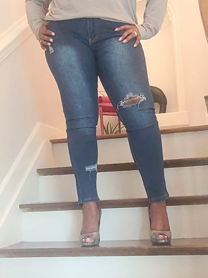 Boardwalk Stroll Stretch Skinny Jeans (Curvy+)